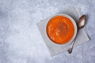 Beyaz bir kase sebze çorbası