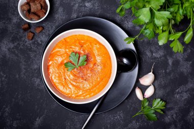 Beyaz bir kase sebze çorbası