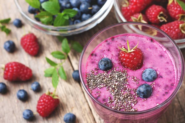 Blueberries raspberries smoothies — Stock Photo, Image