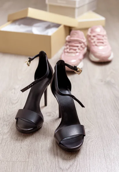Sandali neri con tacco alto — Foto Stock