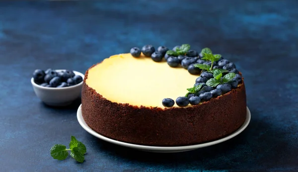 Bolo de queijo com mirtilos — Fotografia de Stock