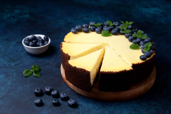 Bolo de queijo com mirtilos — Fotografia de Stock