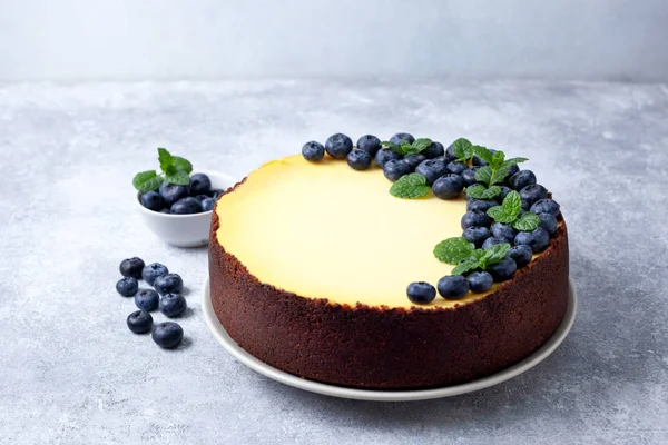 Bolo de queijo com mirtilos — Fotografia de Stock