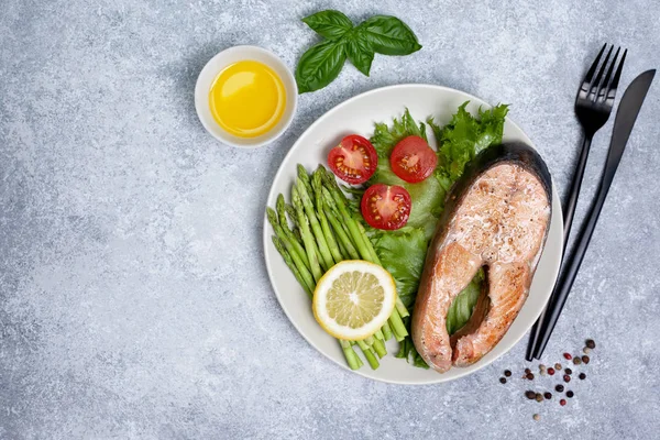 Жареный лосось и свежие овощи — стоковое фото