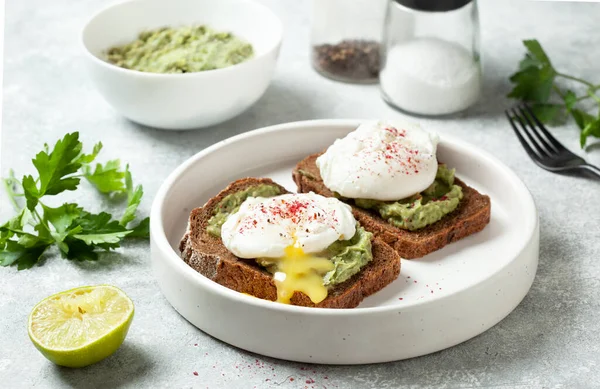 健康的な朝食のコンセプト アボカドと卵のサンドイッチ ストックフォト