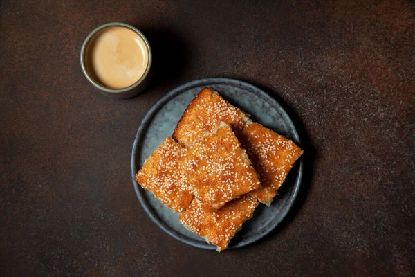 Salvadorena Quesadilla Uma Placa Azul Uma Xícara Café Fundo Marrom Imagens De Bancos De Imagens