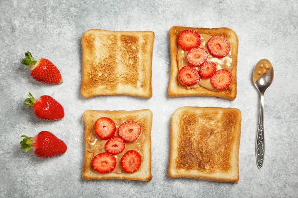 Toast Con Burro Arachidi Fragole Fresche Fondo Grigio Vista Dall Fotografia Stock