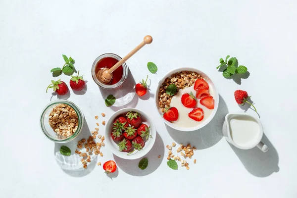 Concetto Colazione Sana Colazione Con Muesli Yogurt Greco Fragole Una Immagine Stock