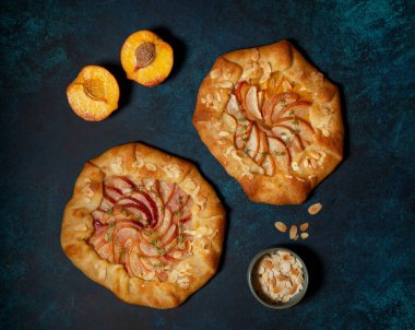 Mavi arka planda şeftalili bir galette. Yukarıdan görünüm.