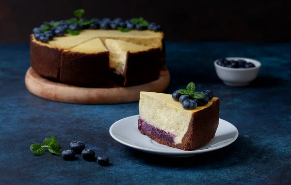 Bolo Queijo Limão Com Mirtilos Fundo Azul — Fotografia de Stock