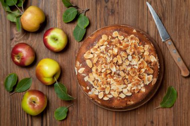 Elmalı kek (elma apfel kuchen), ahşap arkaplanda taze elmalar. Yukarıdan görünüm