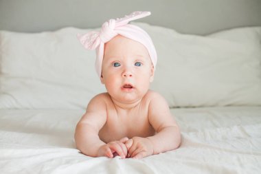 Kafasında pembe bandajlı küçük güzel kız.