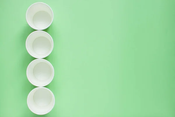 Elrendezés Egy Zöld Háttér Fehér Papír Eldobható Csésze Gondoskodni Környezetről — Stock Fotó