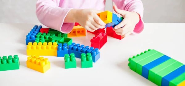 Menina Está Brincando Com Construtor Plástico Multi Colorido Sentado Uma — Fotografia de Stock