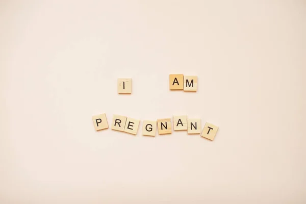 Inscripción Estoy Embarazada Hecha Bloques Madera Sobre Fondo Rosa Claro —  Fotos de Stock