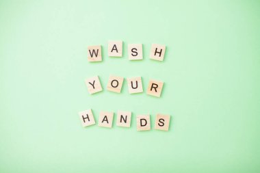 Tahta blokların yazıtları ellerinizi yıkayın.