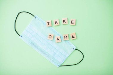 Ahşap bloklardan gelen yazıtlara dikkat edin ve koruyucu tıbbi maske takın