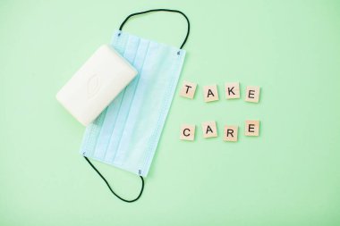 Ahşap bloklardan gelen yazıtlar dikkat et, sabun ve koruyucu tıbbi maske.