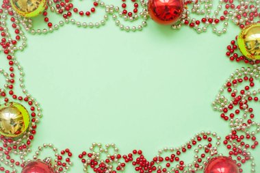 Altın, kırmızı toplar ve boncuklardan oluşan Noel çerçevesi