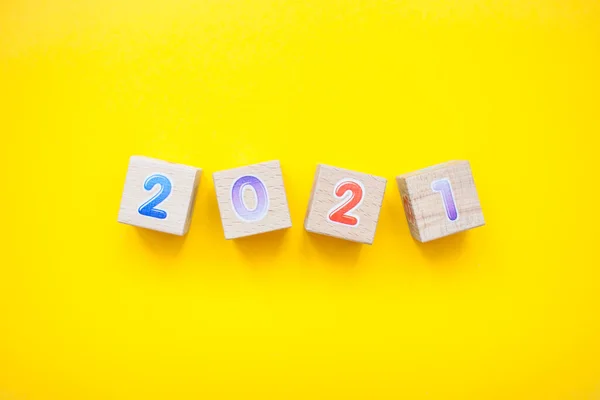 Mutlu yıllar 2021 kutlamaları. Çocukların eğitici tahta küplerinden 2021 yazılıydı.