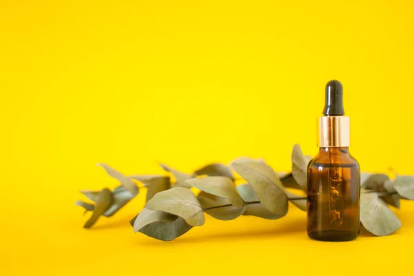 Frascos cosméticos con suero sobre fondo amarillo. Cosmetología y concepto de belleza. —  Fotos de Stock