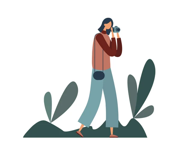 Женщина фотографирует в саду. Плоская векторная иллюстрация — стоковый вектор