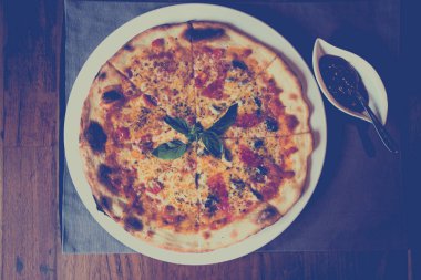 Pizza masada Instagram tarzı filtre, vintage tonları ile