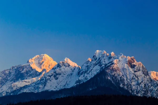 Auringonlasku Mangart Vuoren Edessä Italian Alpeilla — kuvapankkivalokuva