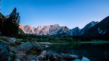 İtalyan Alplerinde, Mangart Dağı 'nın önünde güneş batar.