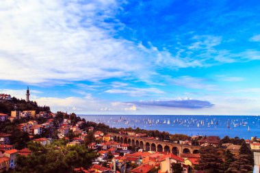 2100 'den fazla teknesi olan dünyanın en büyük yelkenlilerinden biri olan Barcolana.