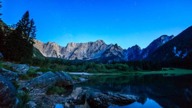 İtalyan Alplerinde, Mangart Dağı 'nın önünde güneş batar.