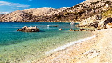 Krk Adası 'ndaki Stara Baska köyü yakınlarında yaz günü