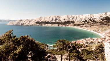 Güneşli bir günde Baska ve kumsalı