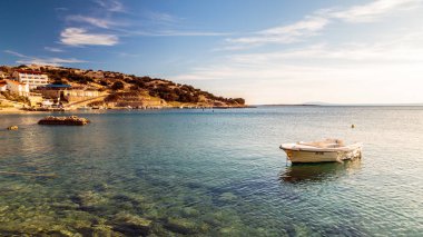 Krk Adası 'ndaki Stara Baska köyü yakınlarında yaz günü