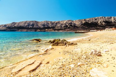 Güneşli bir günde Baska ve kumsalı