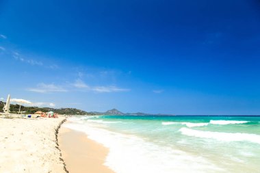 Sıcak bir yaz Sardunya Plajı'nda bir günde