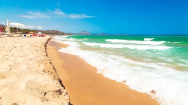 Sıcak bir yaz Sardunya Plajı'nda bir günde