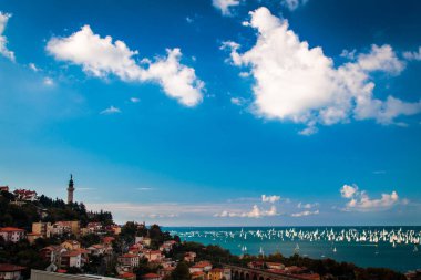 2100 'den fazla teknesi olan dünyanın en büyük yelkenlilerinden biri olan Barcolana.