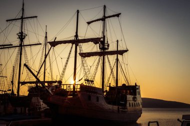 Senj koyu renkli bir gün batımı sırasında