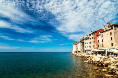 Güneşli bir günde güzel Rovinj kasabası