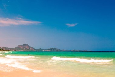 Sıcak bir yaz Sardunya Plajı'nda bir günde