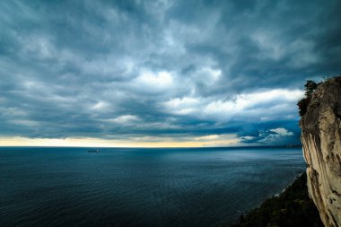 Trieste Körfezi denizde yaklaşan fırtına