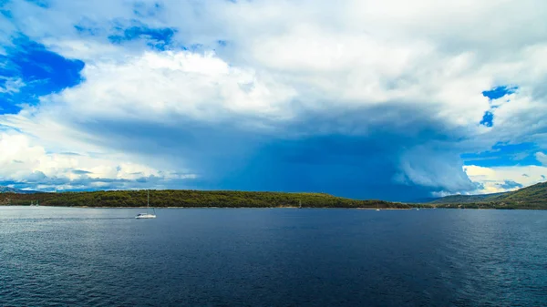Hırvatistan denizinde feribottan ayrılan fırtına