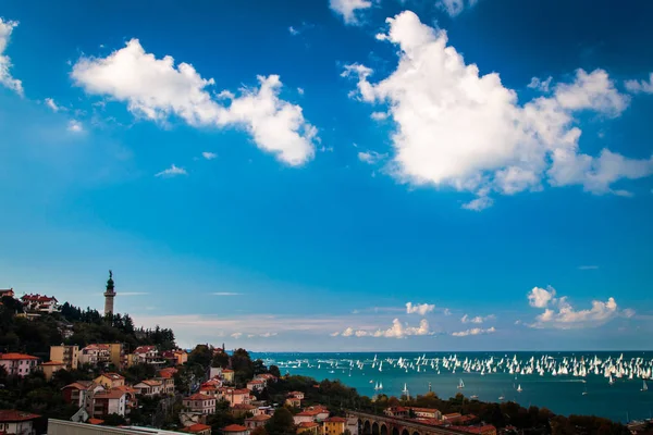 2100 'den fazla teknesi olan dünyanın en büyük yelkenlilerinden biri olan Barcolana.