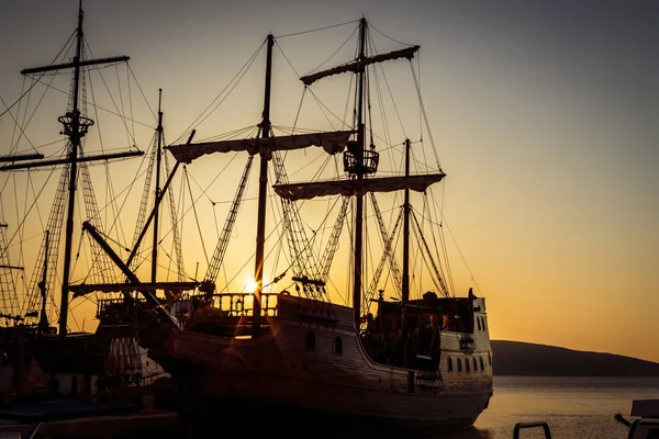 Senj koyu renkli bir gün batımı sırasında