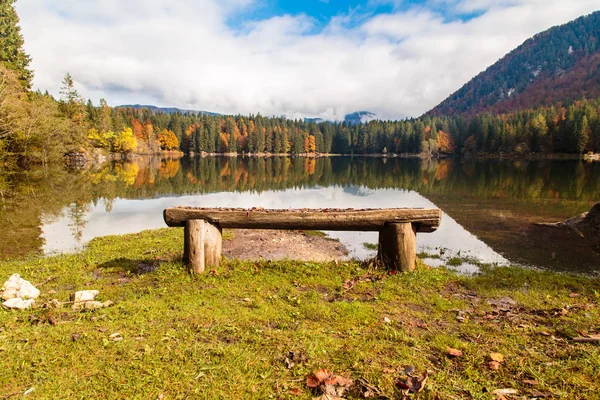 Zonsopgang Bij Het Meer Tijdens Een Kleurrijke Herfst — Stockfoto