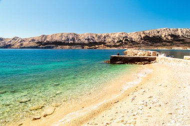 Güneşli bir günde Baska ve kumsalı