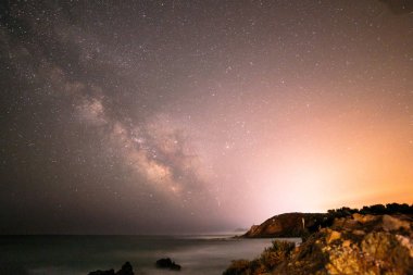 Bir gün yaz Sardunya gökyüzünde güzel Samanyolu'nda