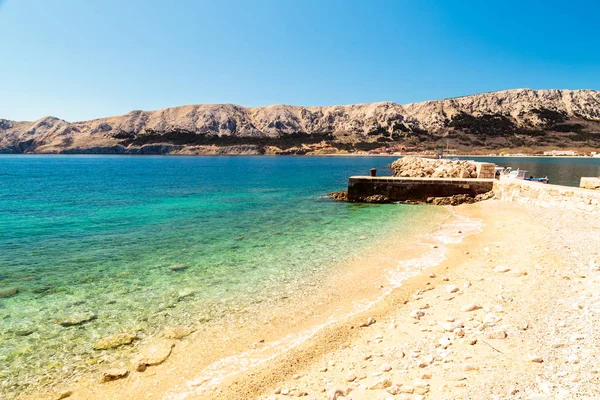 Güneşli bir günde Baska ve kumsalı