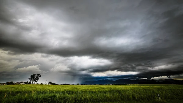 Una Tormenta Está Creciendo Sobre Los Campos Italia —  Fotos de Stock